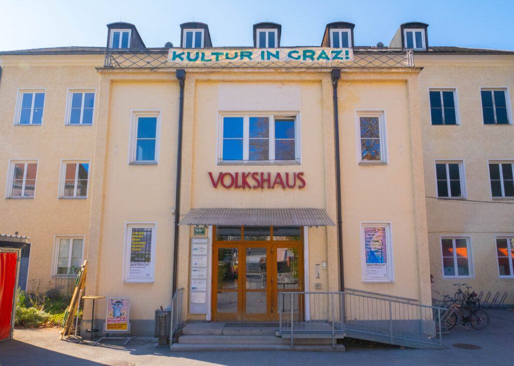 Die Fassade mit dem Portal des Volkshauses Graz 